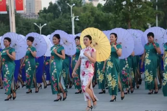 平?jīng)鲢垂军h委和興北路社區(qū)綠地廣場商圈黨建聯(lián)盟合作舉辦“謳歌新時(shí)代 共圓中國夢”紀(jì)念改革開放四十周年大型群眾廣場文化活動(圖2)