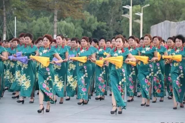平?jīng)鲢垂军h委和興北路社區(qū)綠地廣場商圈黨建聯(lián)盟合作舉辦“謳歌新時(shí)代 共圓中國夢”紀(jì)念改革開放四十周年大型群眾廣場文化活動(圖3)