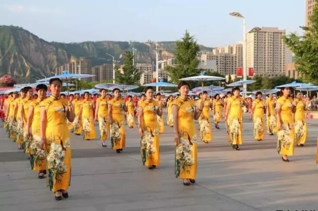 平?jīng)鲢垂军h委和興北路社區(qū)綠地廣場商圈黨建聯(lián)盟合作舉辦“謳歌新時(shí)代 共圓中國夢”紀(jì)念改革開放四十周年大型群眾廣場文化活動(圖4)
