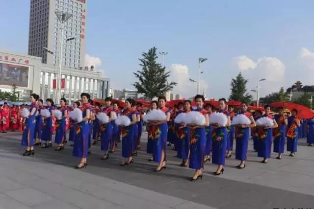 平?jīng)鲢垂军h委和興北路社區(qū)綠地廣場商圈黨建聯(lián)盟合作舉辦“謳歌新時(shí)代 共圓中國夢”紀(jì)念改革開放四十周年大型群眾廣場文化活動(圖6)