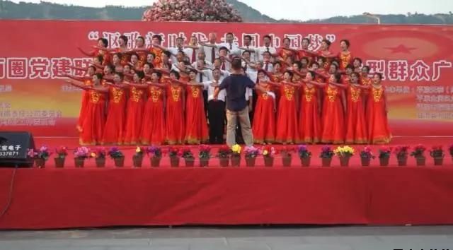 平?jīng)鲢垂军h委和興北路社區(qū)綠地廣場商圈黨建聯(lián)盟合作舉辦“謳歌新時(shí)代 共圓中國夢”紀(jì)念改革開放四十周年大型群眾廣場文化活動(圖8)