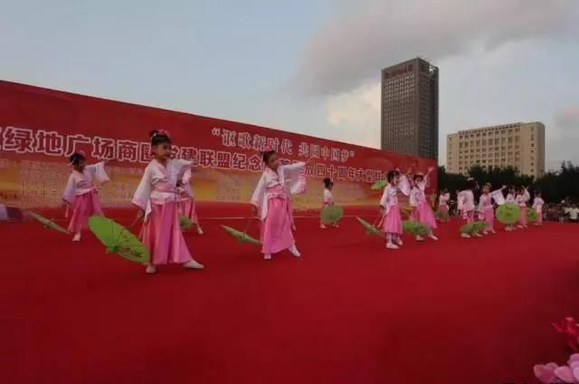 平?jīng)鲢垂军h委和興北路社區(qū)綠地廣場商圈黨建聯(lián)盟合作舉辦“謳歌新時(shí)代 共圓中國夢”紀(jì)念改革開放四十周年大型群眾廣場文化活動(圖9)
