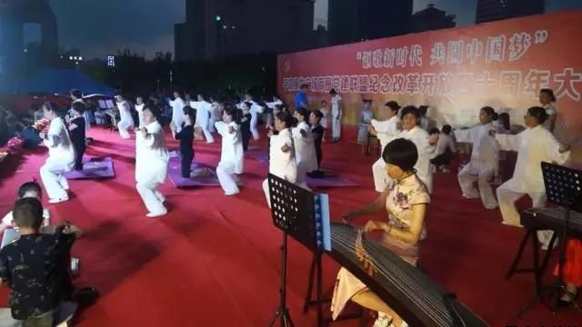 平?jīng)鲢垂军h委和興北路社區(qū)綠地廣場商圈黨建聯(lián)盟合作舉辦“謳歌新時(shí)代 共圓中國夢”紀(jì)念改革開放四十周年大型群眾廣場文化活動(圖11)
