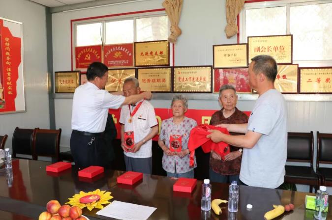 走訪慰問老黨員 深入實(shí)際學(xué)黨史—— 市政府國(guó)資委慰問泓源公司老黨員、困難黨員(圖2)