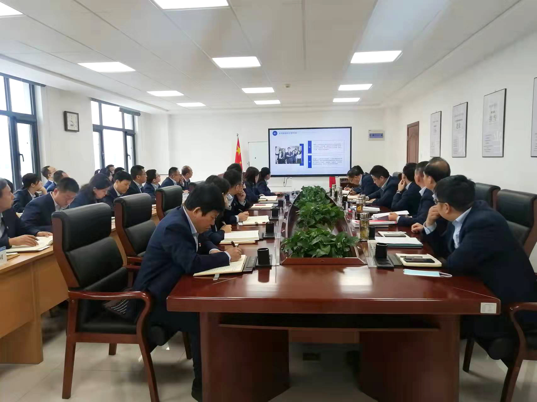 市產(chǎn)投集團召開黨委理論學(xué)習中心組集體學(xué)習會議(圖2)