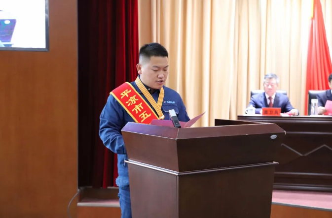喜報(bào)！市產(chǎn)投集團(tuán)員工楊李榮獲2022年平?jīng)鍪形逡粍趧?dòng)獎(jiǎng)?wù)?圖2)